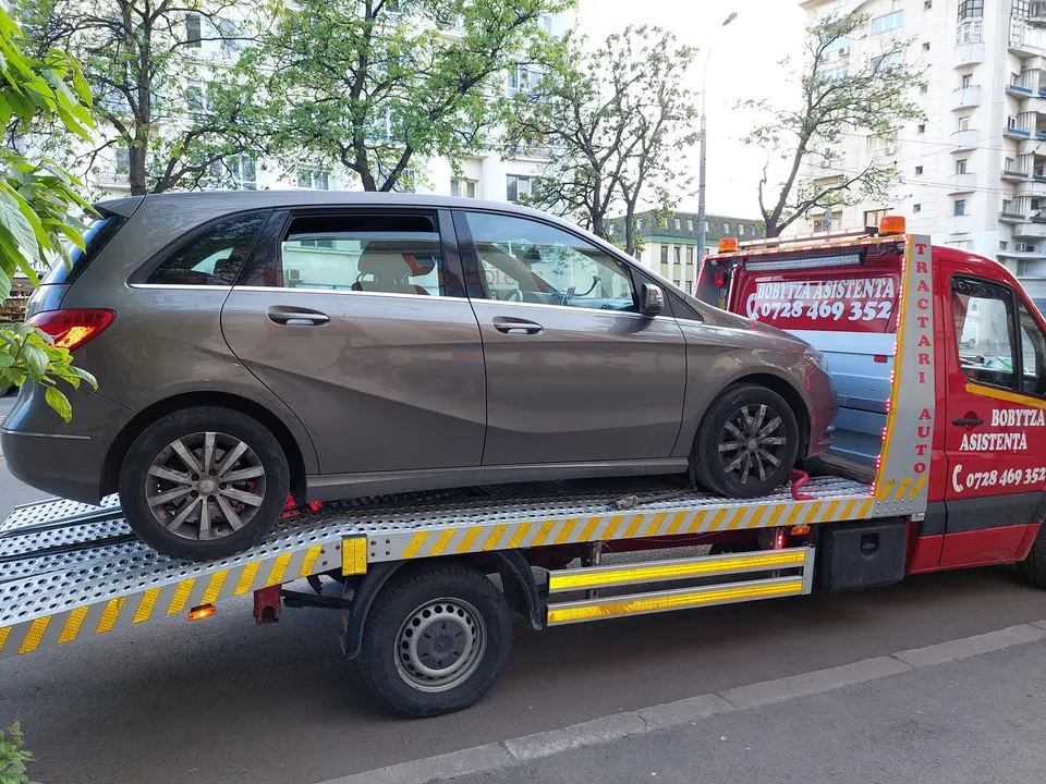 Platforma firmei cu un autoturism încărcat, gata de transport